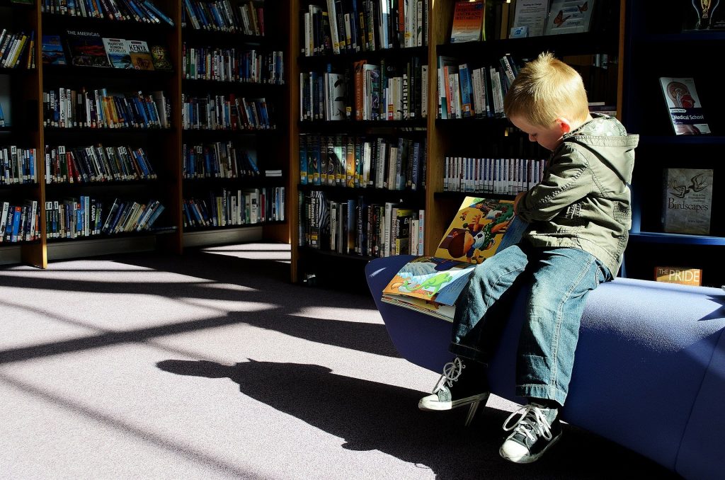 Dreng på bibliotek